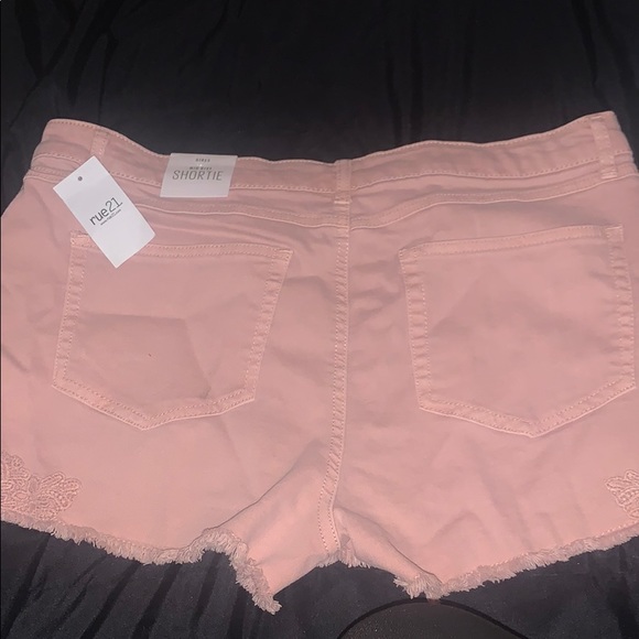Mid rise pink shorts - Picture 2 of 3